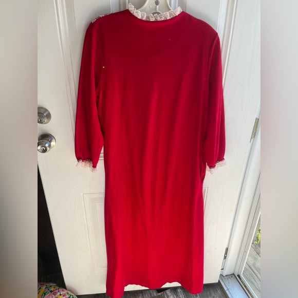 VTG 70s Long red Nightgown Housecoat lace collar & neckline & lace trim sleeves - Picture 4 of 11